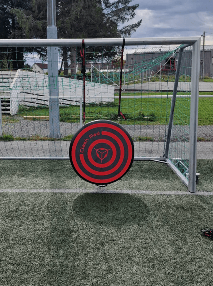 Stor Fotballblink med treningskjegler og tau