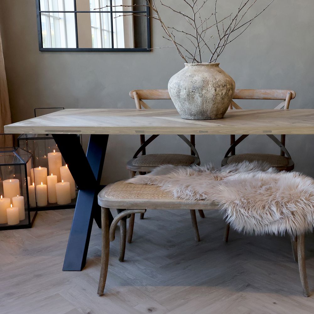 Vakkert spisebord fra Chic Antique med fiskebensmønster