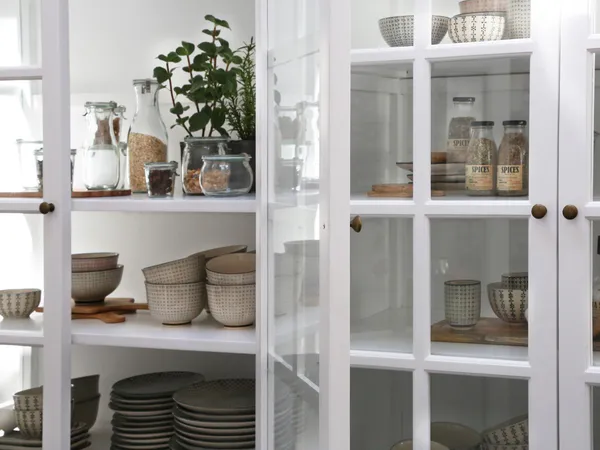 Hovedbilde Vitrineskap Med 8 Dører og Hyller Fra Chic Antique Hvit