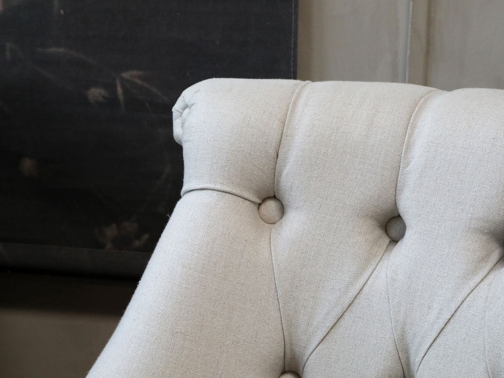 Fransk lenestol i linstoff fra Chic Antique i fargen hvit