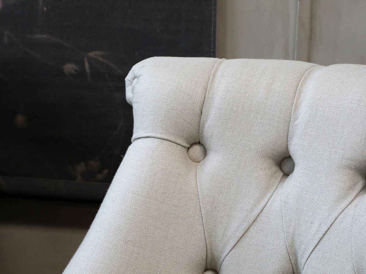 Fransk lenestol i linstoff fra Chic Antique i fargen hvit