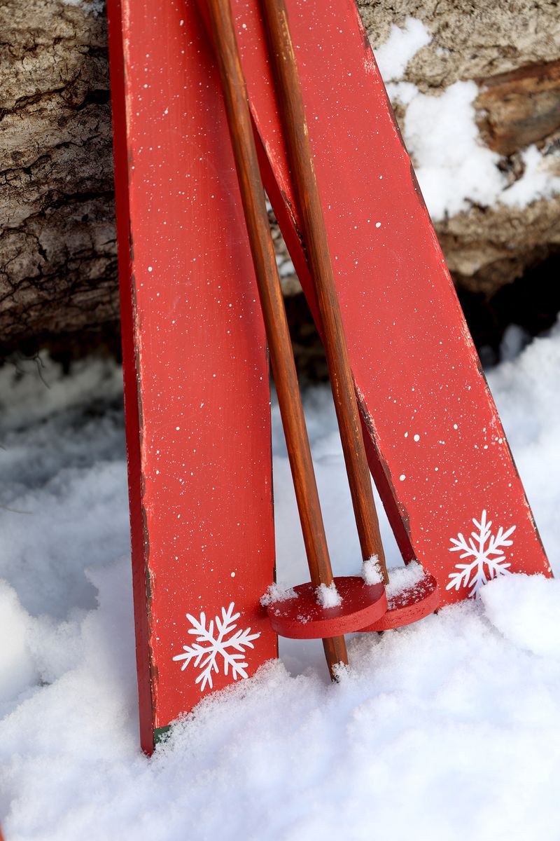 Cherry Vintage ski med staver til dekor fra Chic Antique