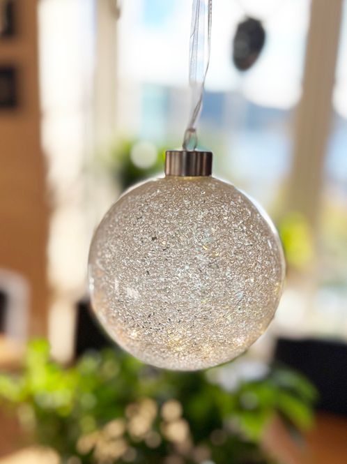 Hovedbilde Julekule i glass med ledlys og snøeffekt - 15 cm diameter