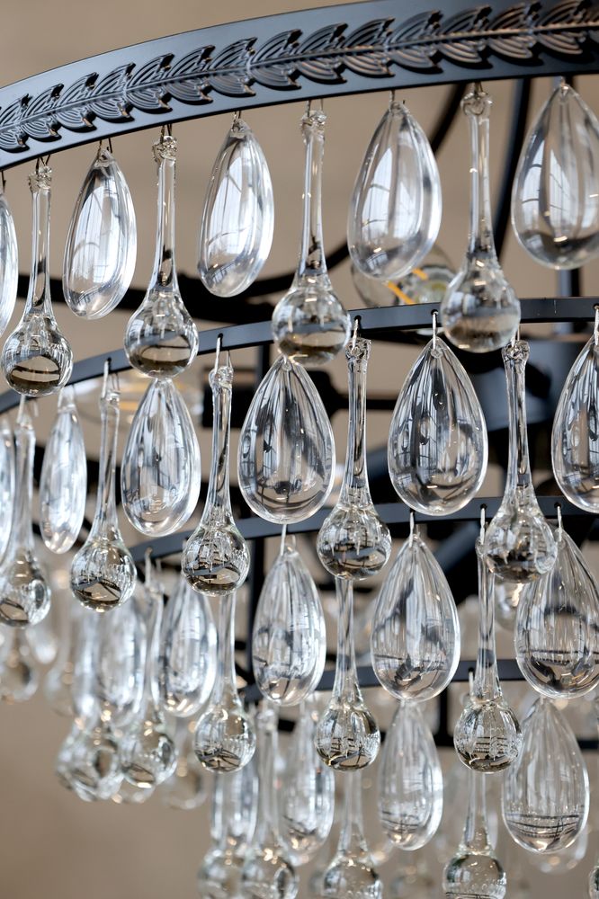 Versailles Lysekrone med dråpeformede glassprismer - 49 cm høyde