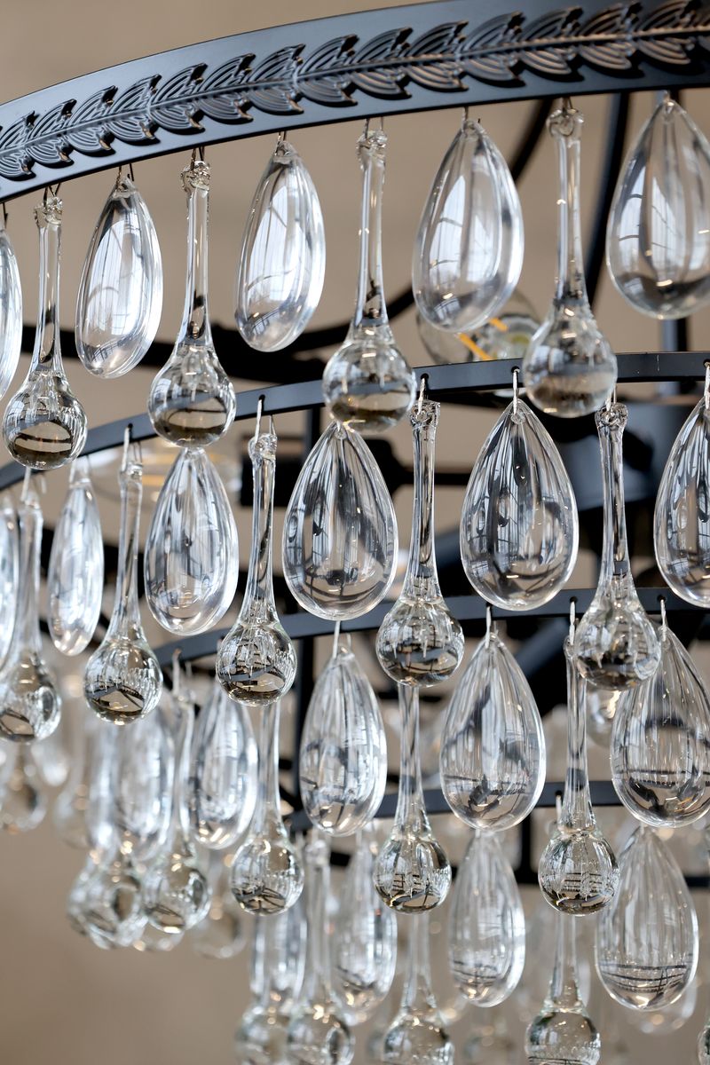 Versailles Lysekrone med dråpeformede glassprismer - 49 cm høyde