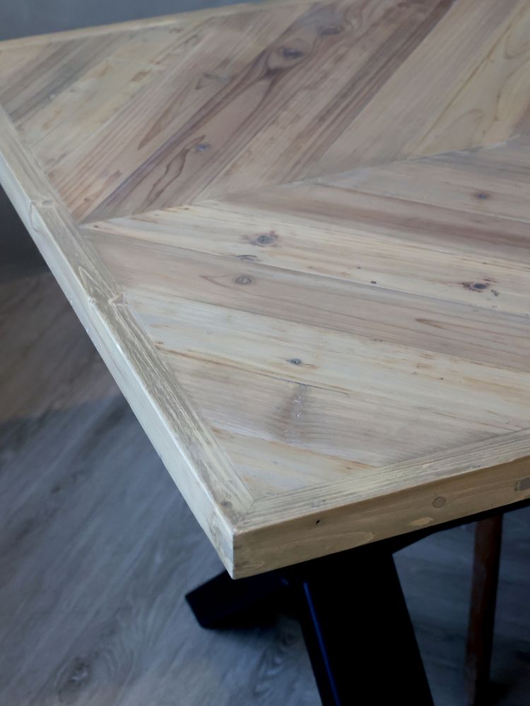 Vakkert spisebord fra Chic Antique med fiskebensmønster