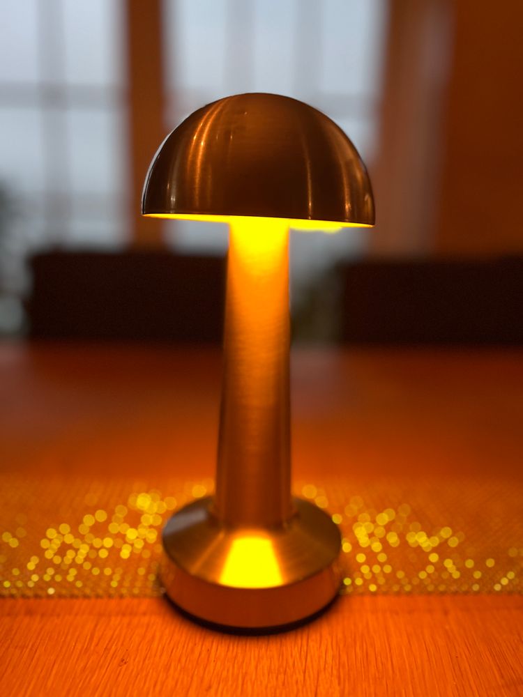 Oppladbar touch lampe i gullfarget stål - rund
