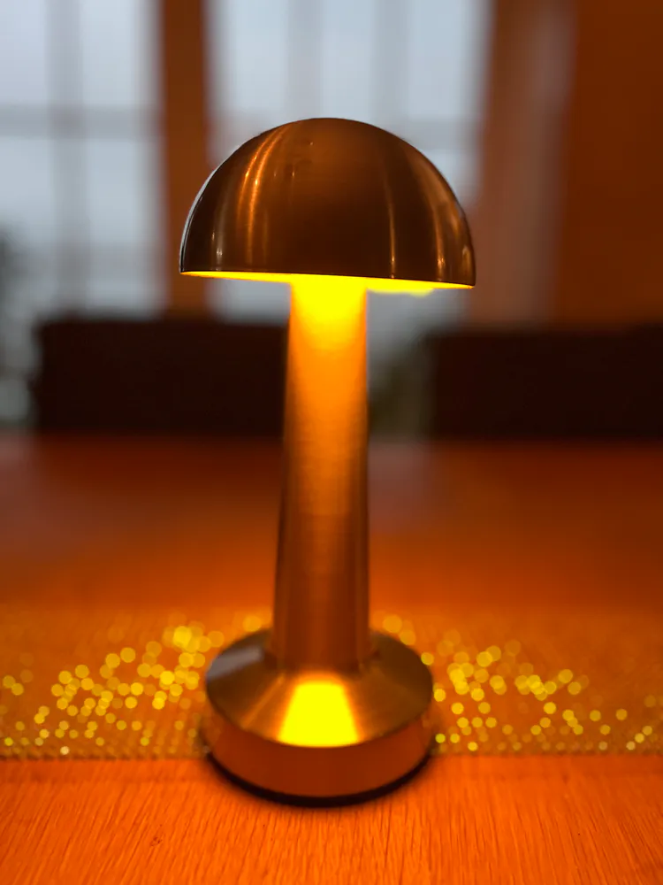 Oppladbar touch lampe i gullfarget stål - rund