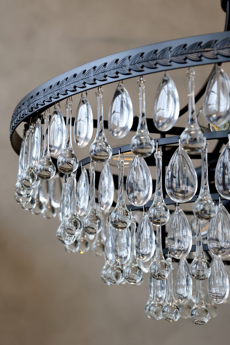 Versailles Lysekrone med dråpeformede glassprismer - 57 cm høyde