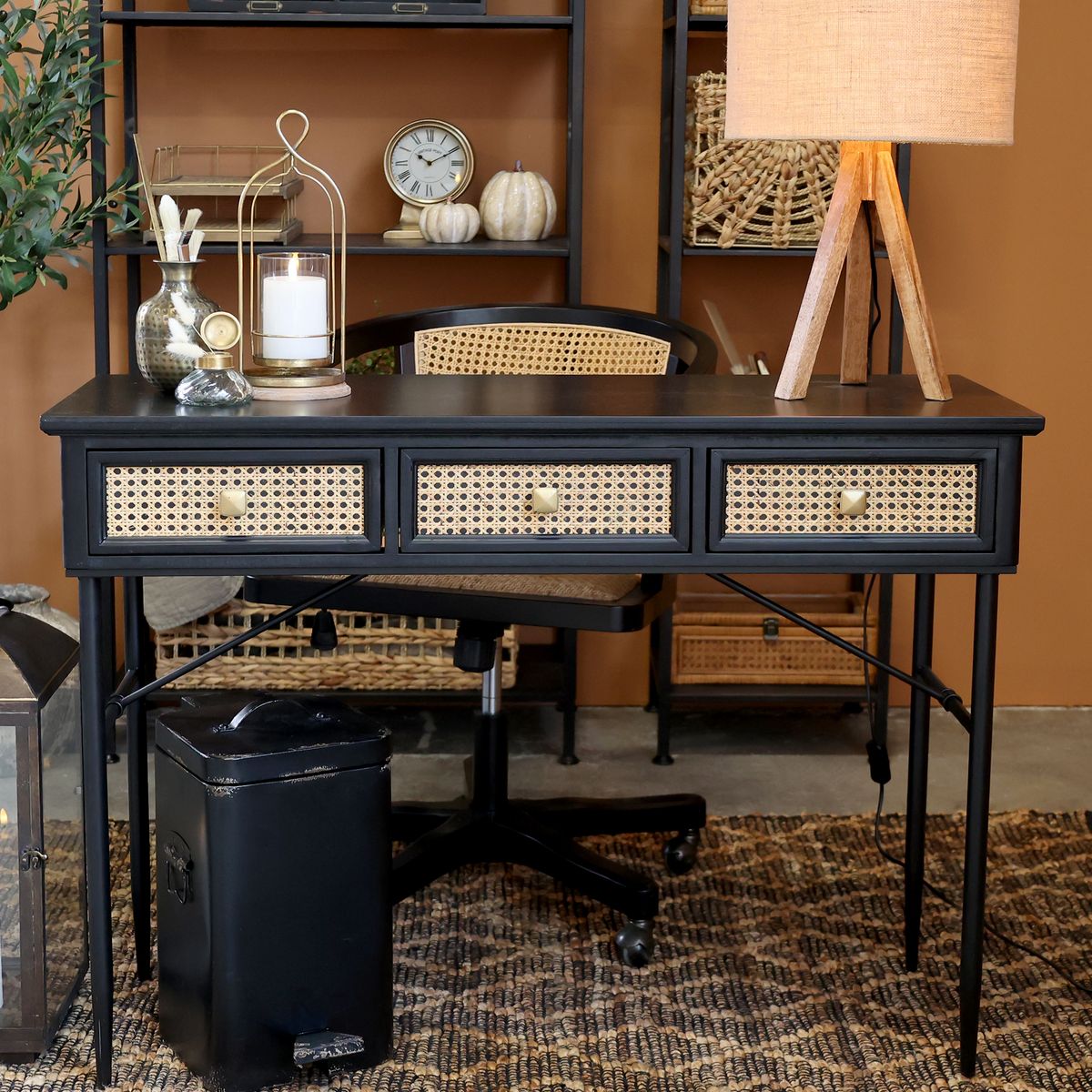 Sort skrivebord med rotting detaljer fra Chic Antique