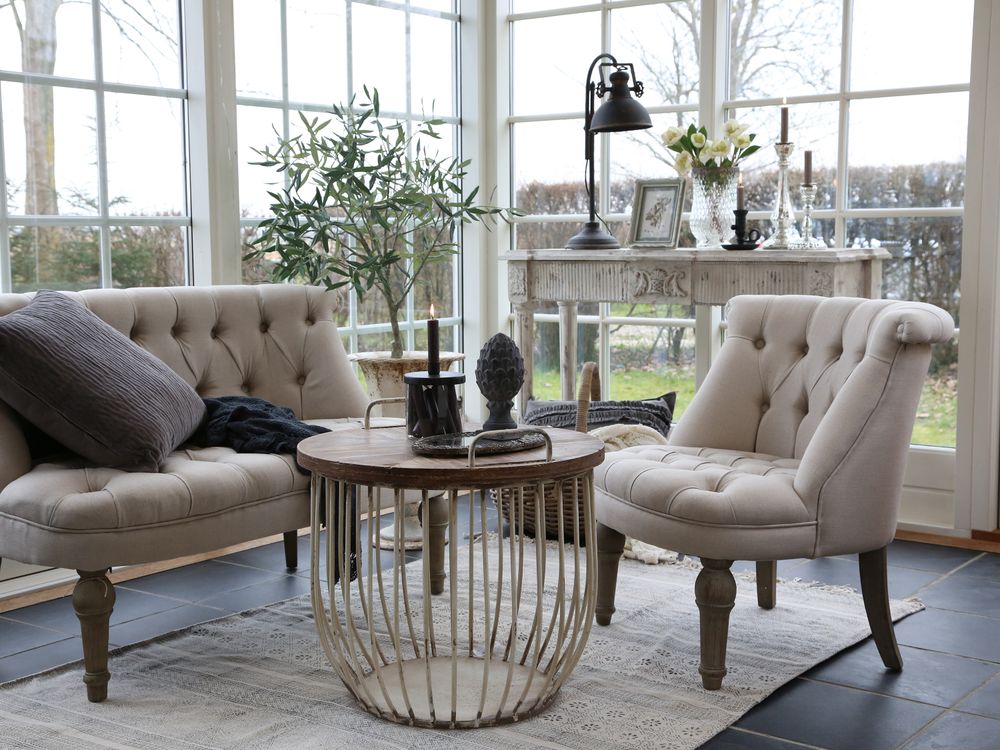 Fransk lenestol i linstoff fra Chic Antique i fargen hvit