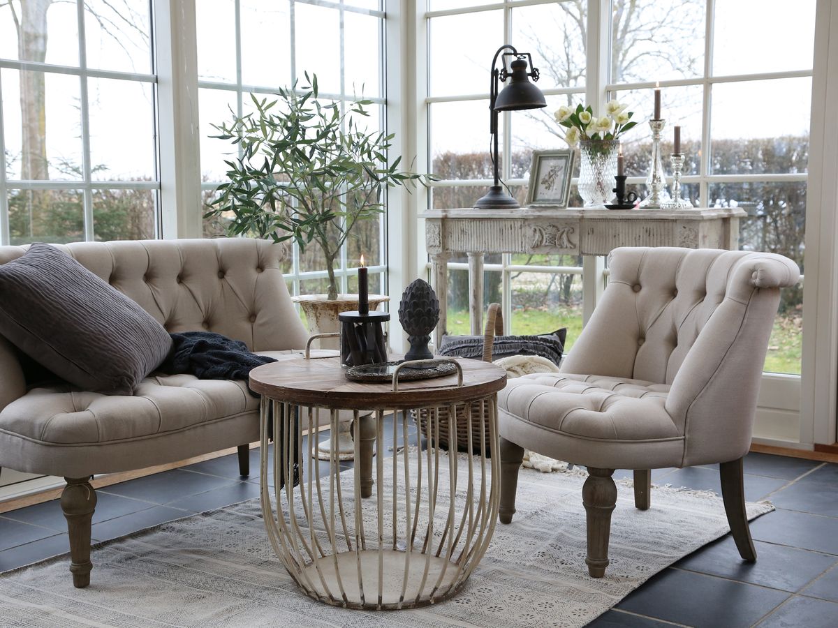 Fransk lenestol i linstoff fra Chic Antique i fargen hvit