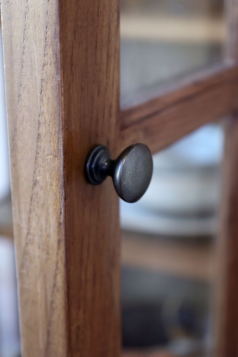 Natur Marseille Vitrineskap med 2 dører og hyller fra Chic Antique